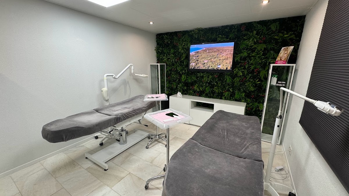 De luxe behandelsalon van Witte Tanden Oisterwijk met groene plantenwand