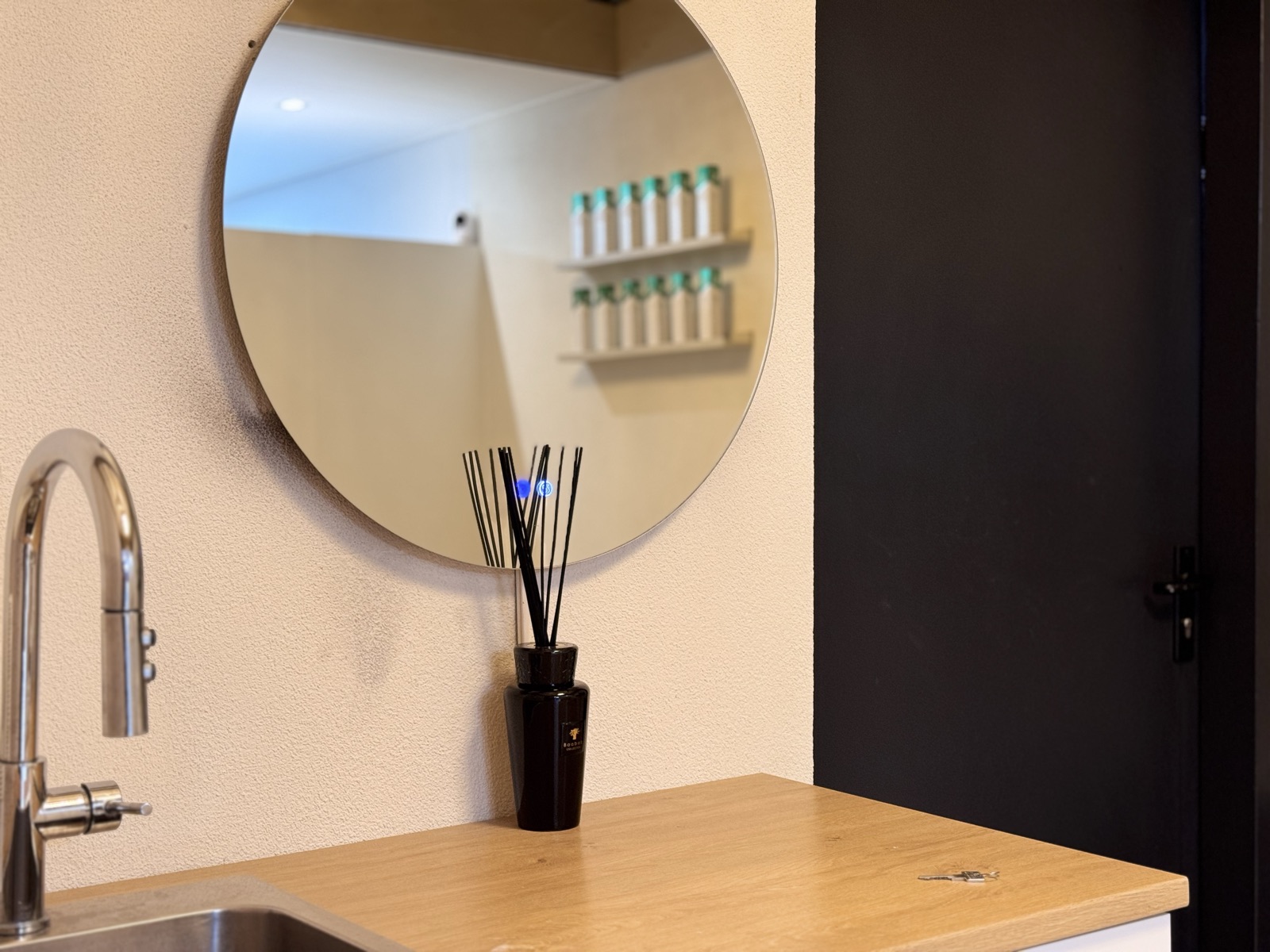Wastafel en spiegel in de salon van Witte Tanden Oisterwijk